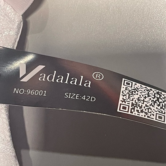 VADALALA White Lace Detail Underwire Padded Bra. Size 42 D - Picture 8 of 9